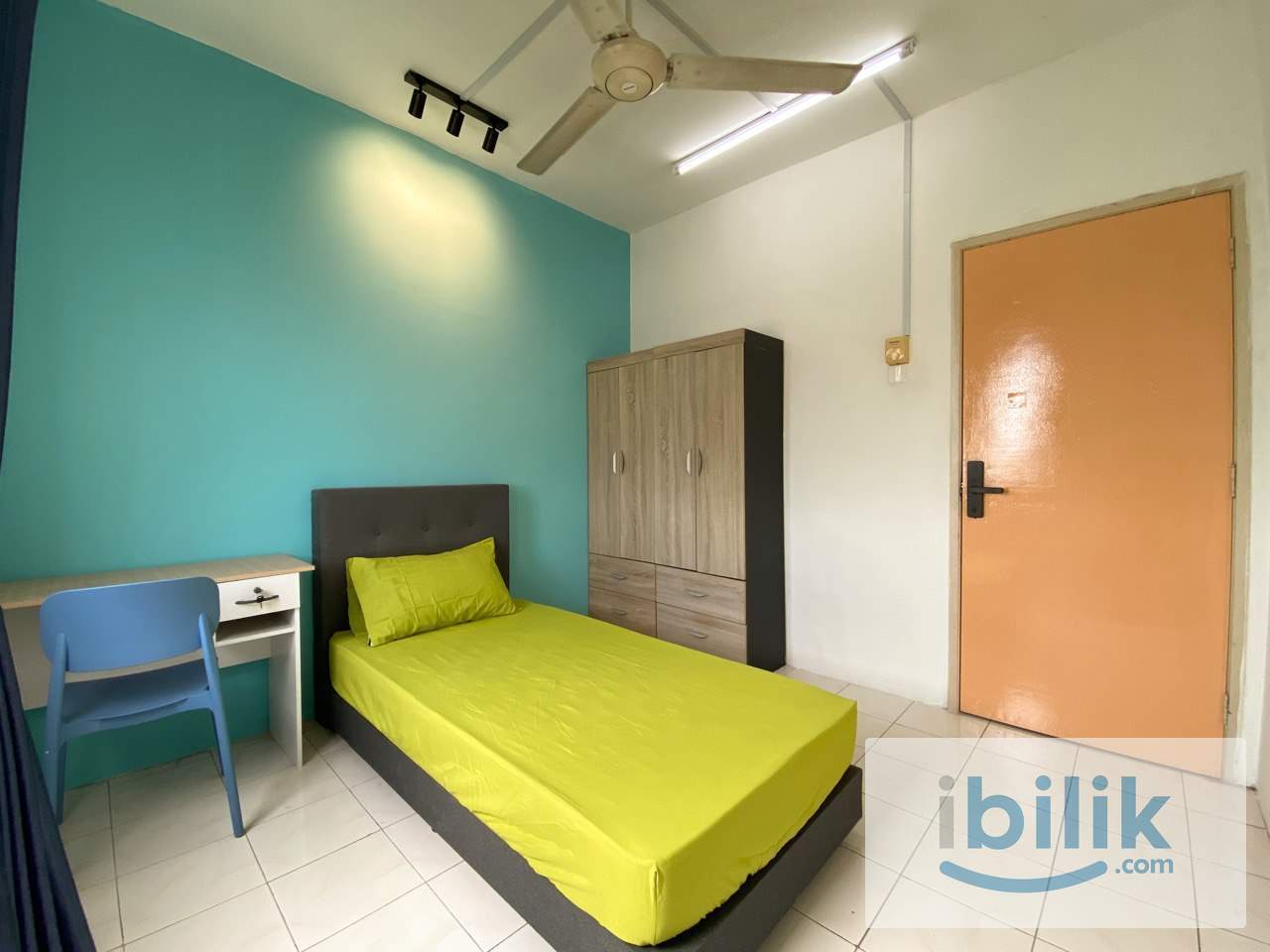 [Malay Female] Middle Room Vista Pinggiran Seri Kembangan TR0195 - Image 1