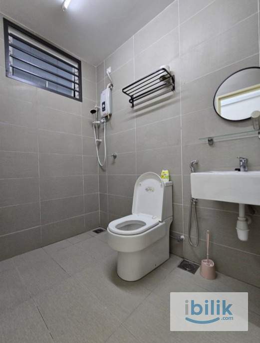 Queen Room Private Bathroom Fully Furnish - Image 2