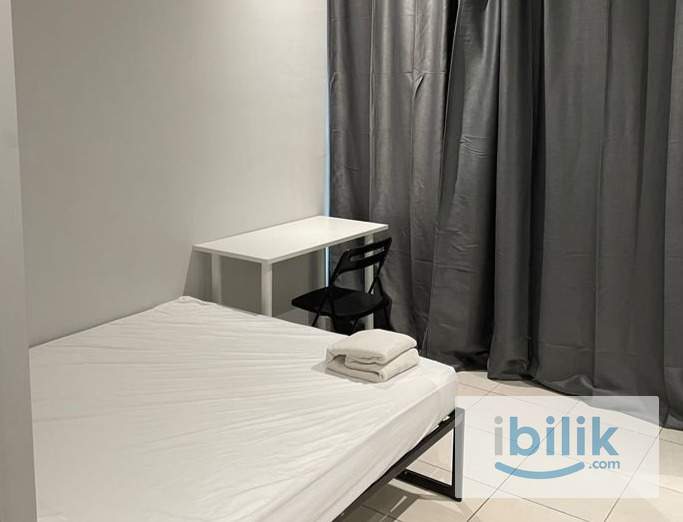 LARGE PRIVATE QUEEN BED ROOM - Image 1