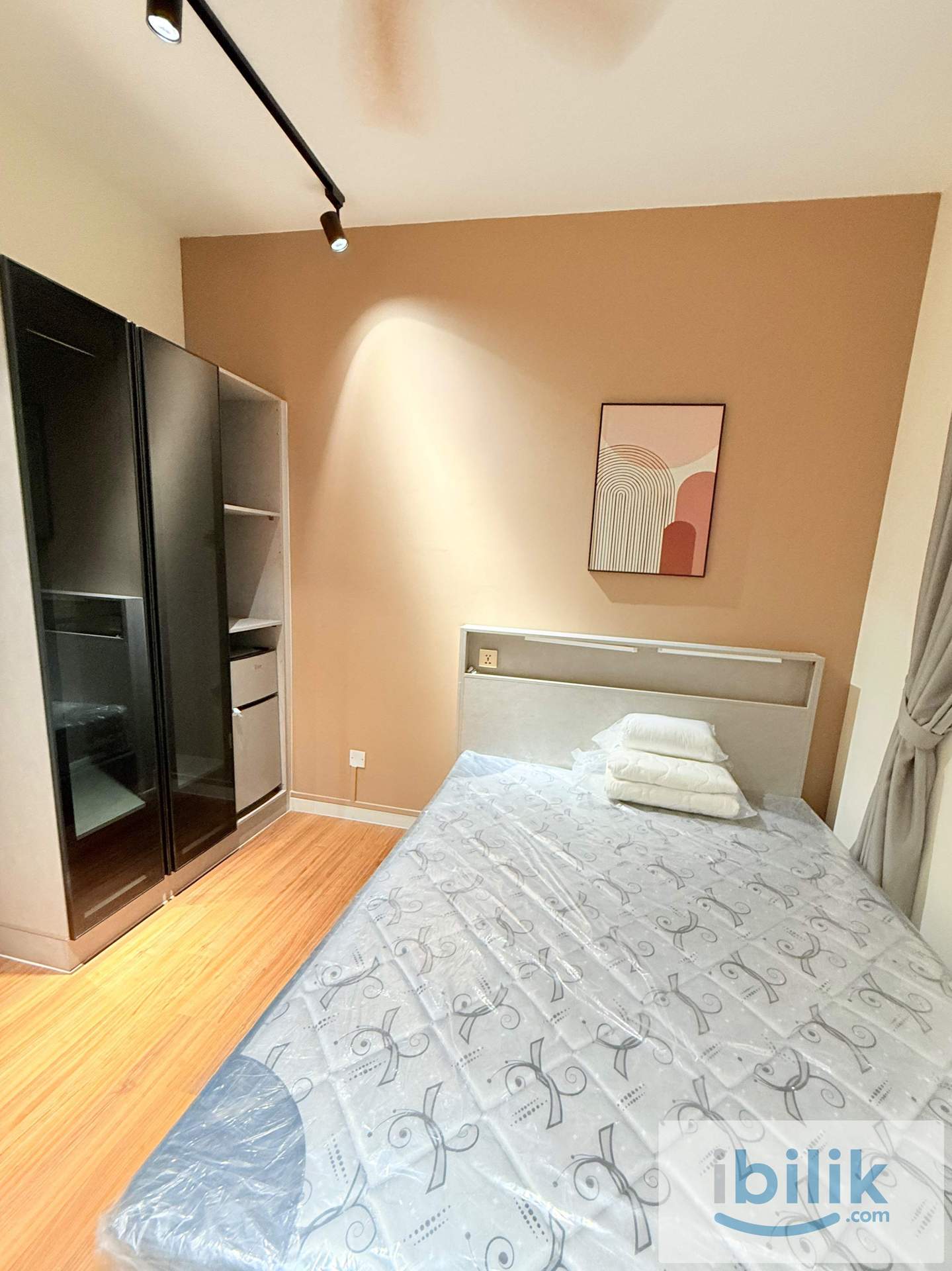 Middle Room - Image 2