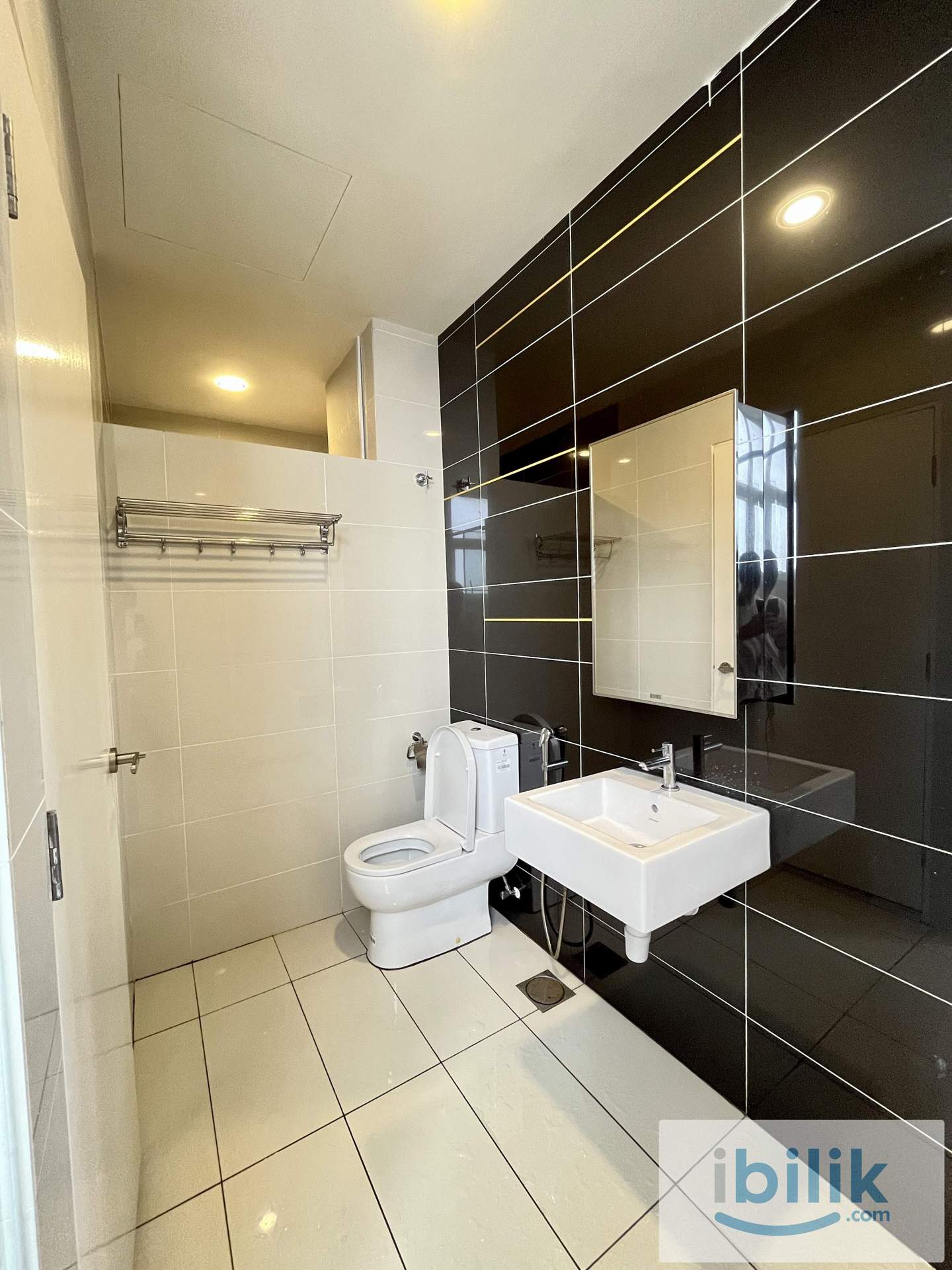 (female) Private Single room for rent at skypod ! - Image 3
