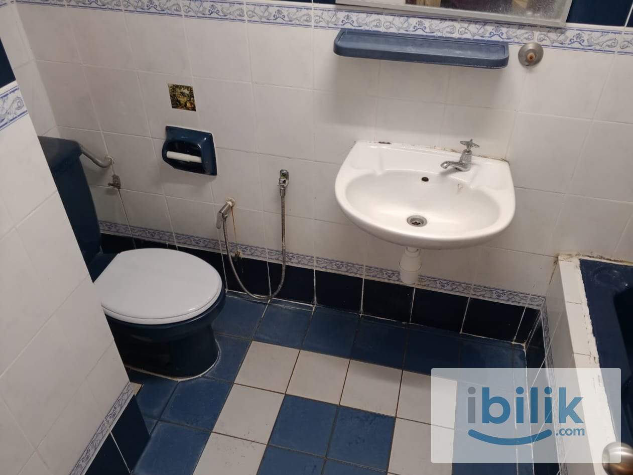 Free WIFI Single Female Master Room at Vista Komanwel - Image 2