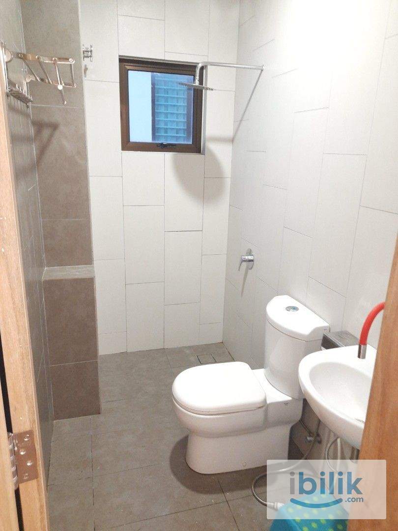 Furnished Room with Working Desk & High-Speed Internet - Image 2
