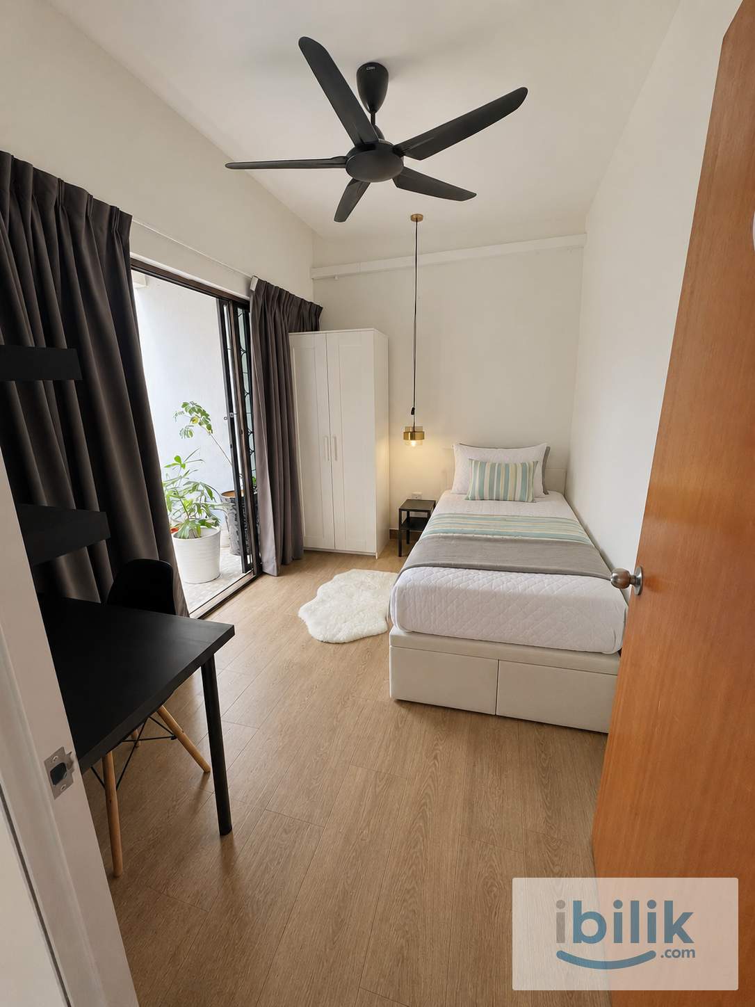 Furnished Room with Working Desk & High-Speed Internet - Image 1