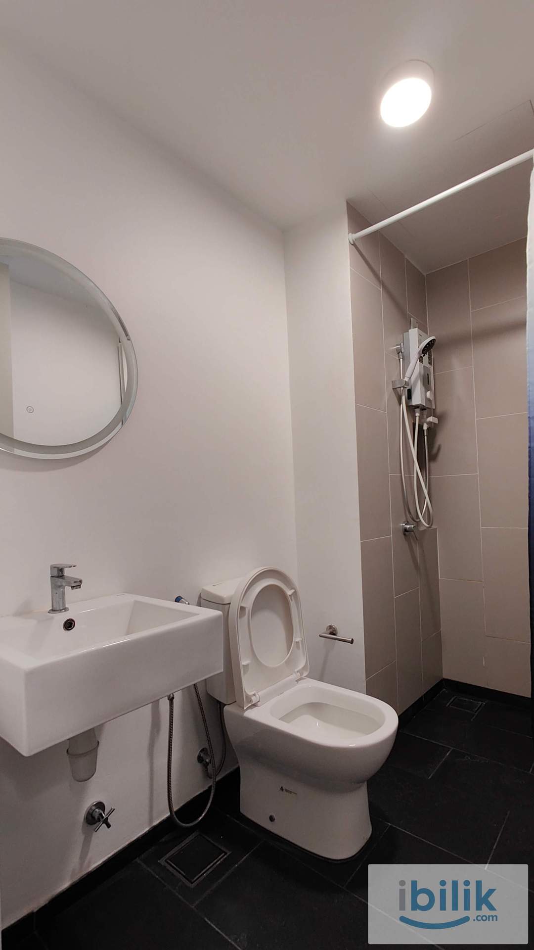 Middle Room at UNA Serviced Apartment, Cheras - Image 5