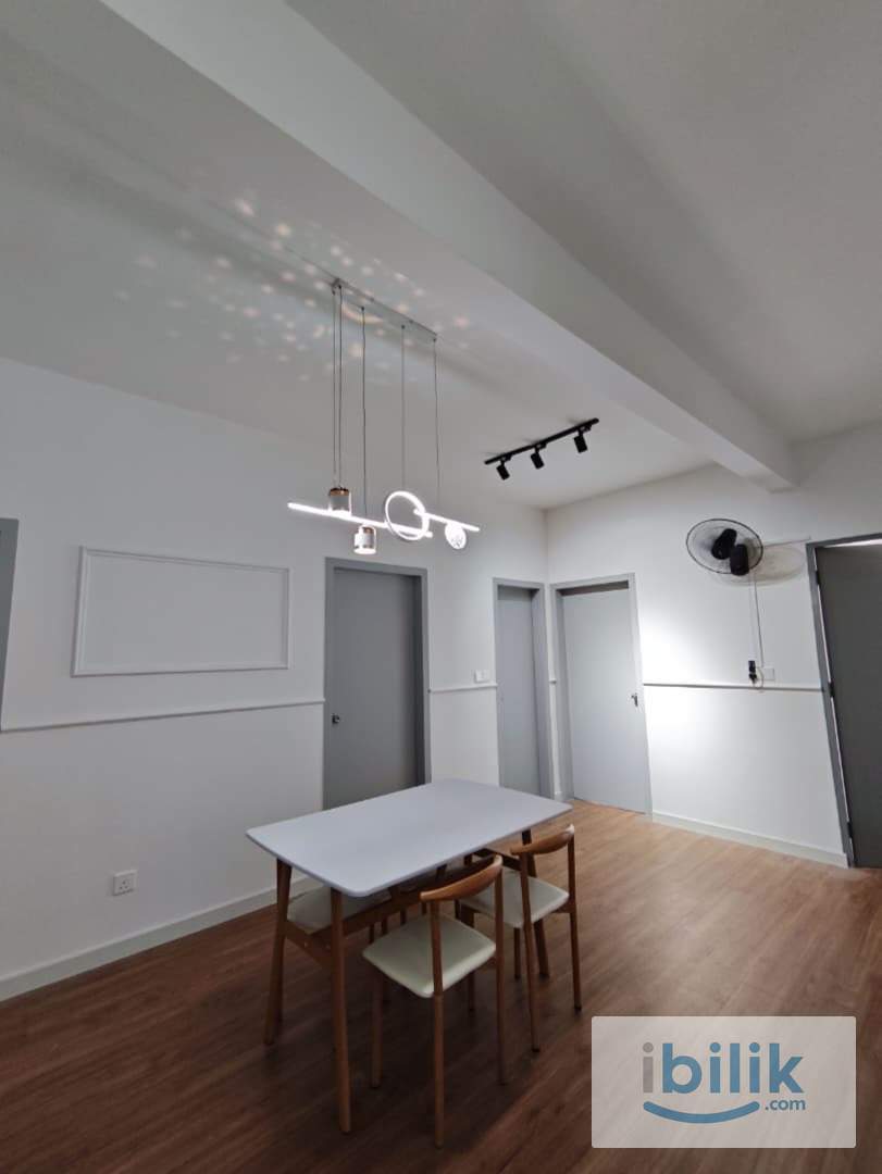 Master Room - Image 6