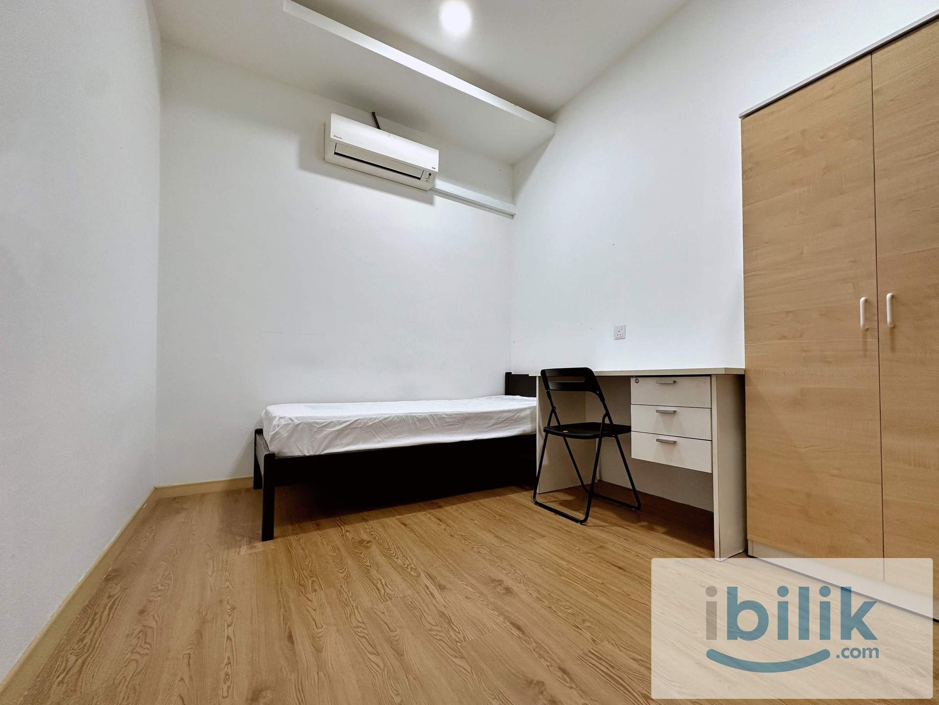 Middle room at Jalan Setiajasa, MRT Pusat Bandar Damansara, Damansara Heights - Image 1
