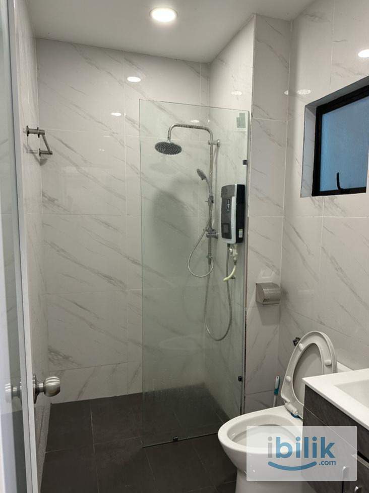 Middle room at Jalan Setiajasa, MRT Pusat Bandar Damansara, Damansara Heights - Image 4