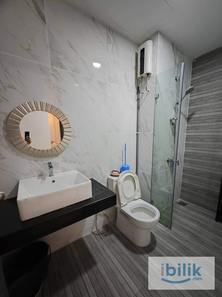 [Jun Move in] Middle room @ Emporis, 3mins drive to Segi, Doorstep to Jaya Grocer/Ninso, 8mins to Sunway  - Image 1