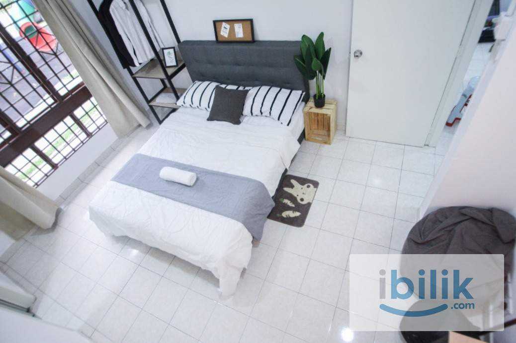{Master room} 6 mins walk to MRT Surian, 1 Station to Ikea, 2 Station to 1Utama, 3 Station to TTDI - Image 1