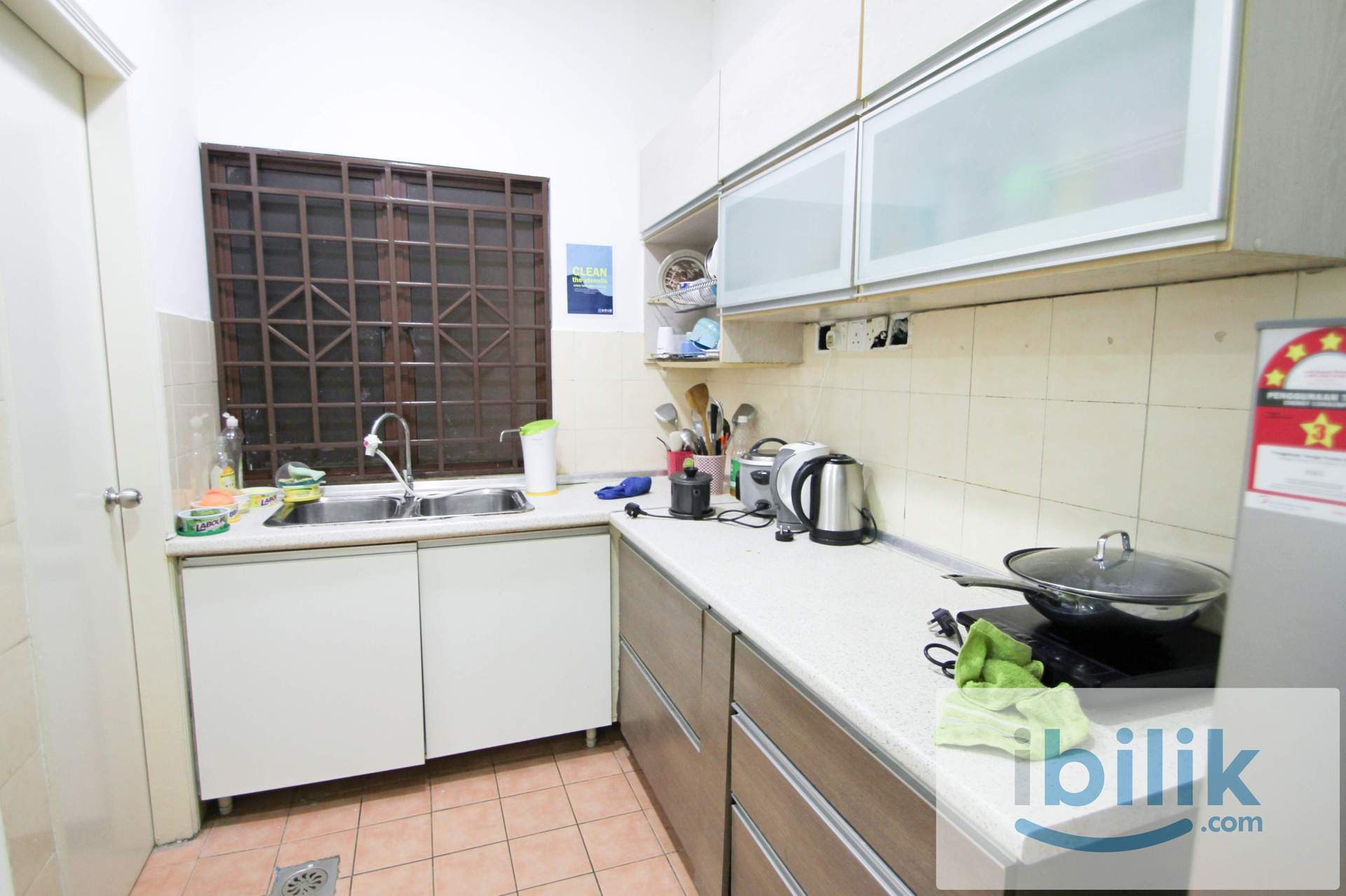 {Master room} 6 mins walk to MRT Surian, 1 Station to Ikea, 2 Station to 1Utama, 3 Station to TTDI - Image 4