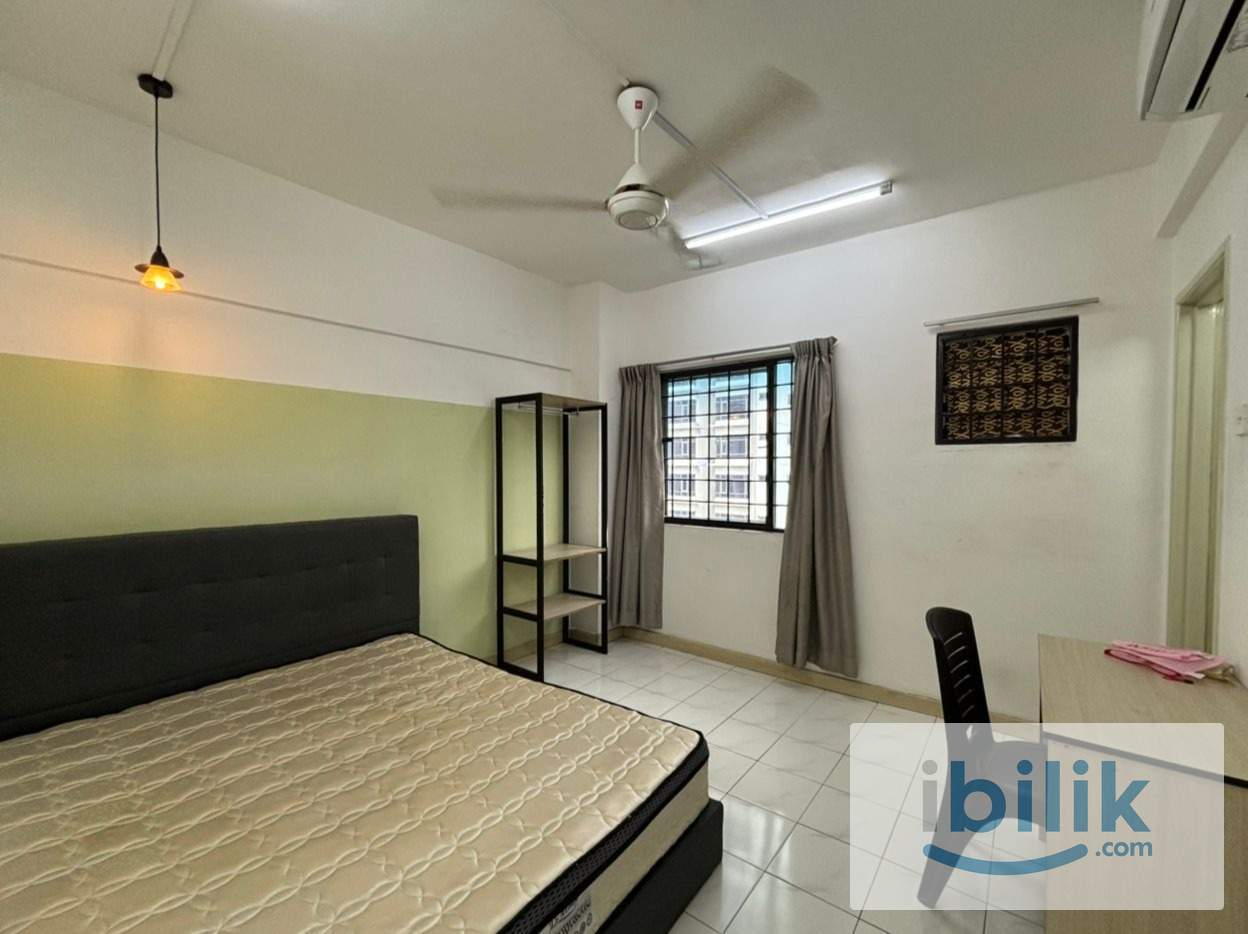 Master room at D'aman Crimson, 5 mins walk to LRT Lembah Subang, Near to Evolve & Citta Mall at Ara Damansara - Image 1
