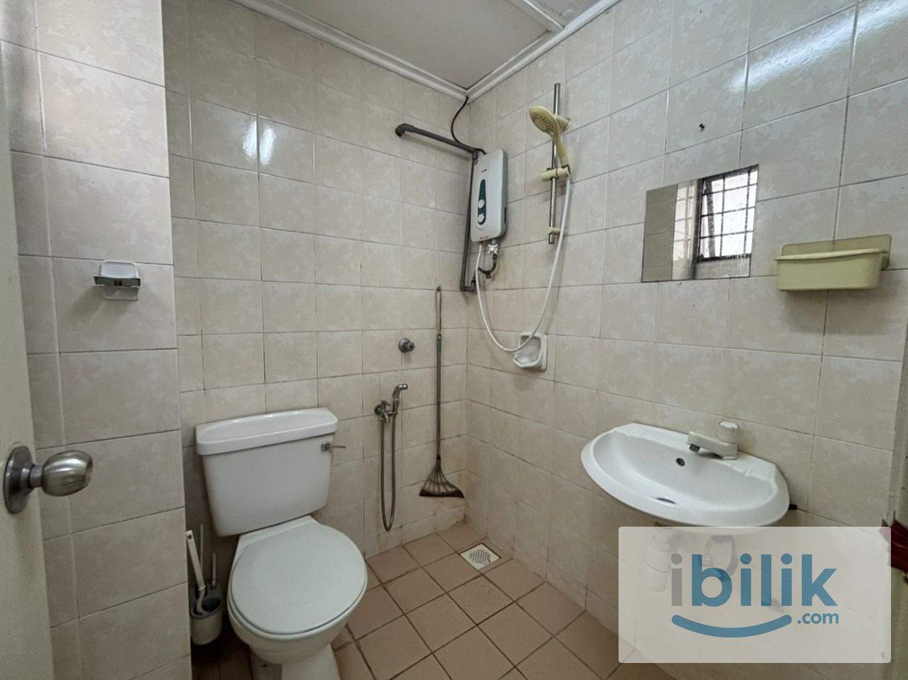 Master room at D'aman Crimson, 5 mins walk to LRT Lembah Subang, Near to Evolve & Citta Mall at Ara Damansara - Image 4