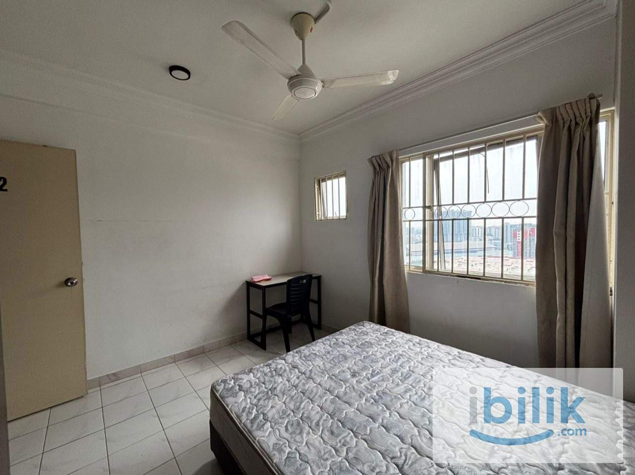 5 mins walks to LRT Lembah subang, Near Citta Mall, Evolve Mall & Subang Airport, Middle room with fan for rent at D' - Image 1