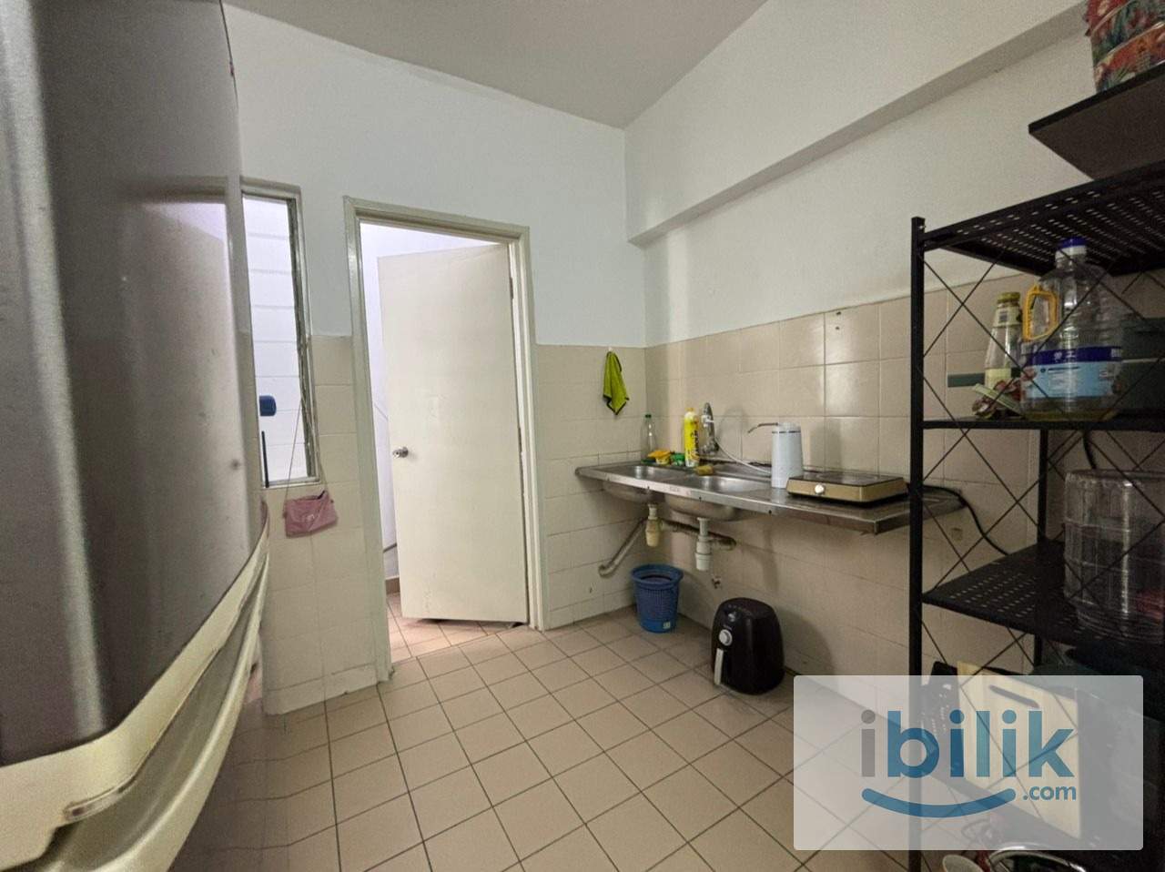 5 mins walks to LRT Lembah subang, Near Citta Mall, Evolve Mall & Subang Airport, Middle room with fan for rent at D' - Image 3