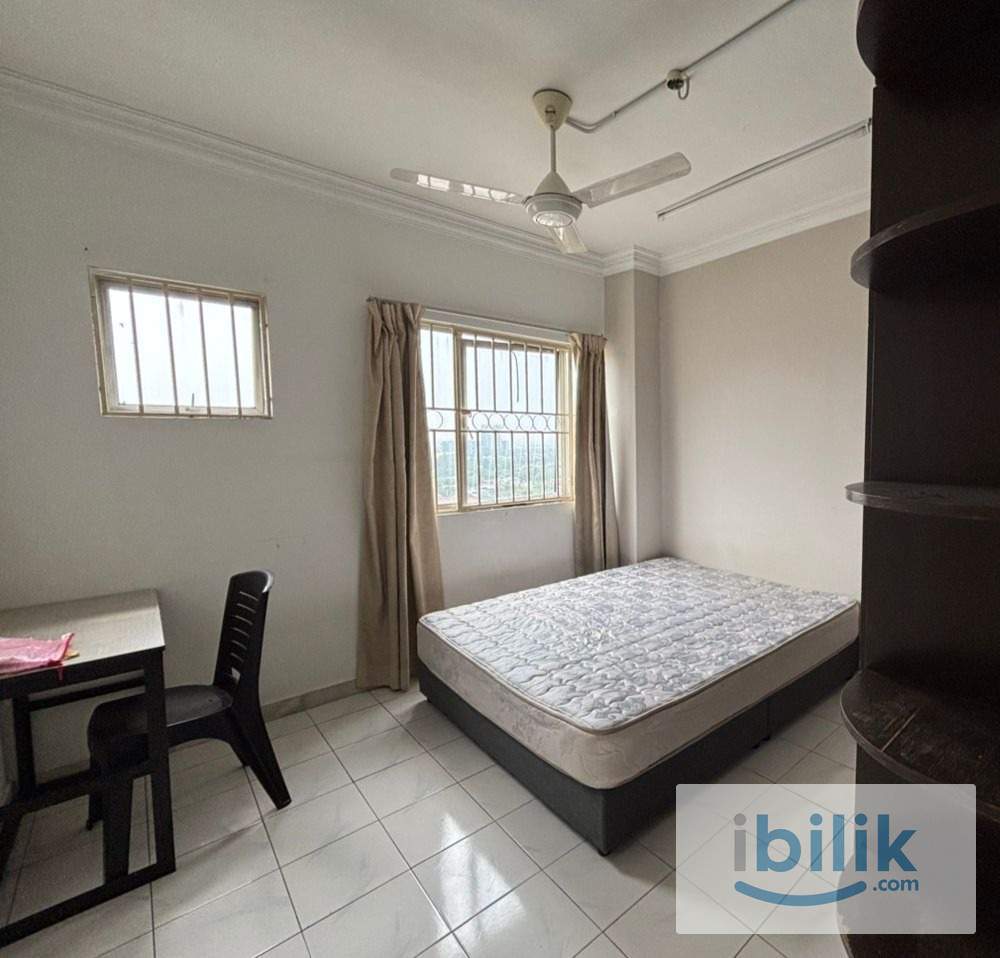 5 mins walks to LRT Lembah subang, Near Citta Mall, Evolve Mall & Subang Airport, Middle room with fan for rent at D' - Image 5