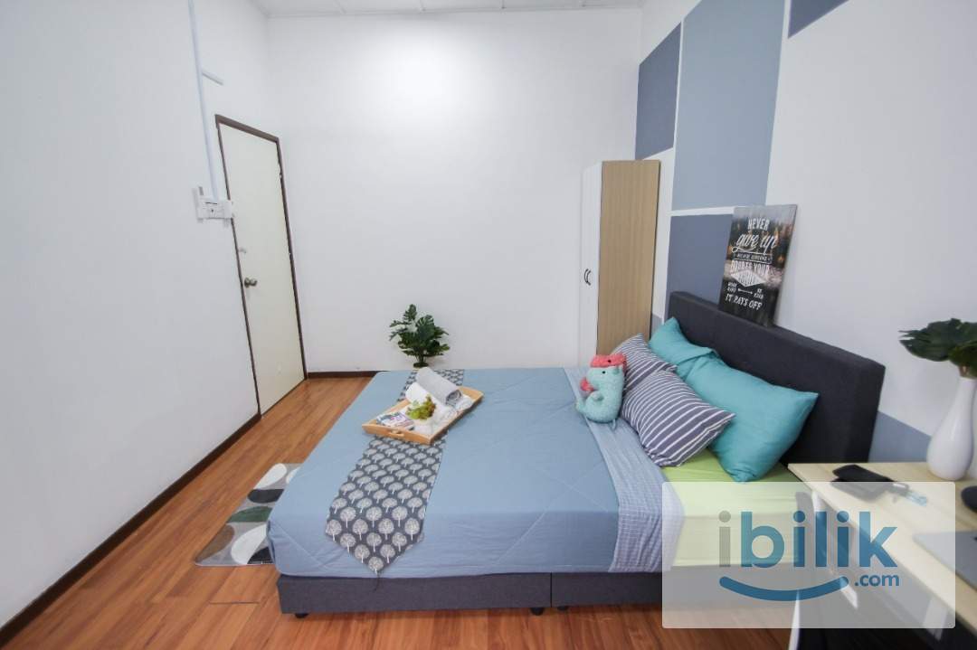 5 mins walks to LRT, 12 mins to IOI Mall,  3 mins walk to all kind of F&B and Groceries, Master room @ Puchong Prima - Image 5