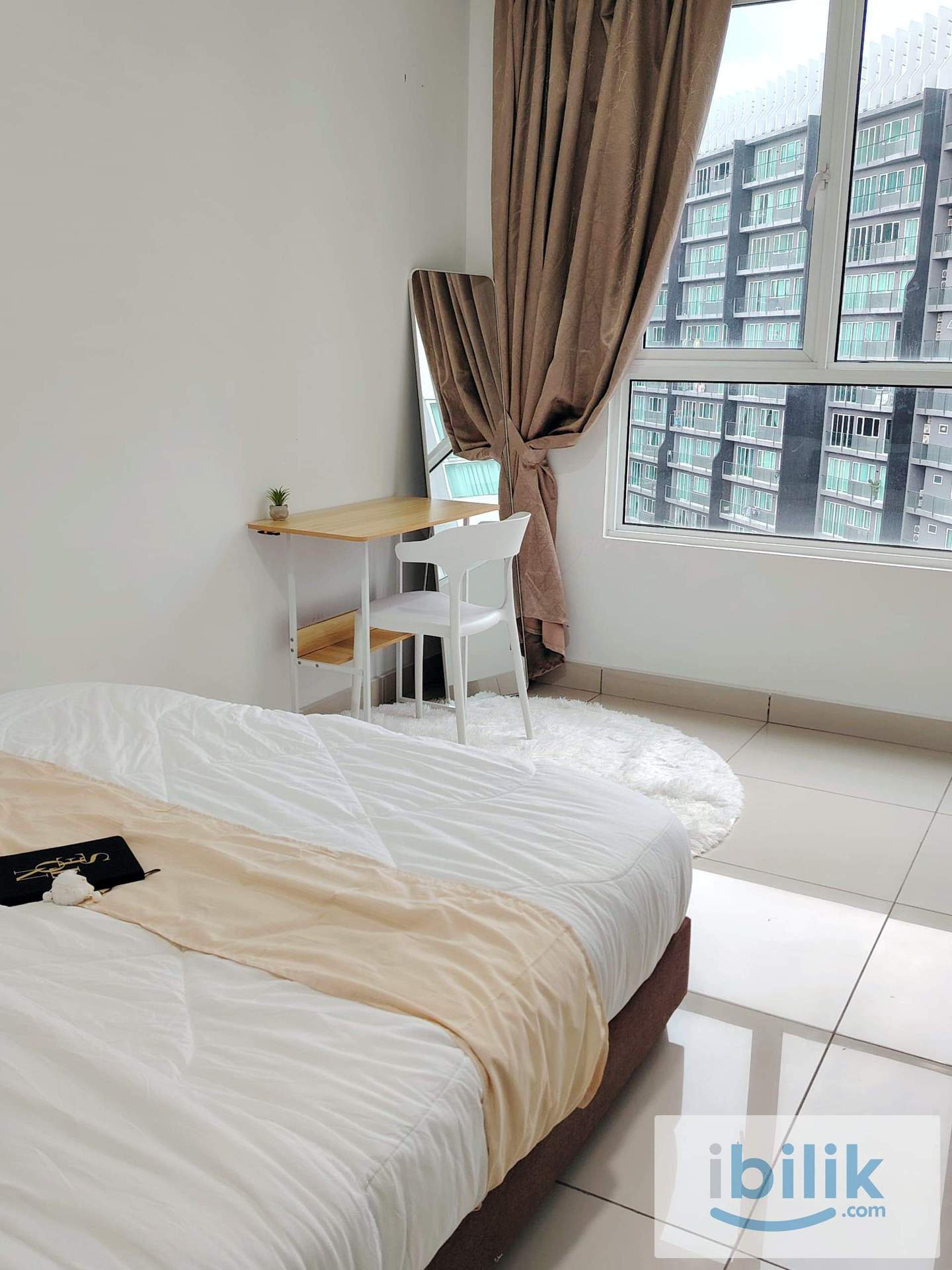 Direct Owner Balcony 𝐌𝐞𝐝𝐢𝐮𝐦 𝐑𝐨𝐨𝐦 for Rent  @Queensbays / 𝐁𝐚𝐲𝐚𝐧 𝐋𝐞𝐩𝐚𝐬 - Image 1