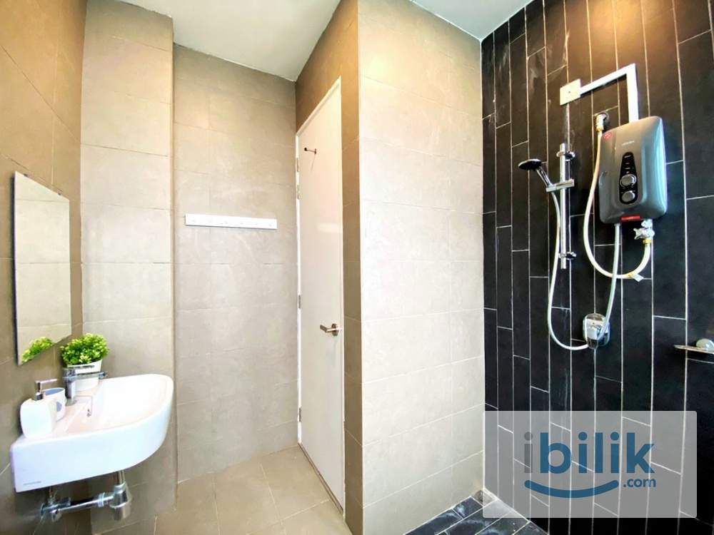 Middle room at H2O Residence Ara Damansara , Next to Oasis Square. Near Sime Darby and Ara Damansara Medical Centre - Image 5