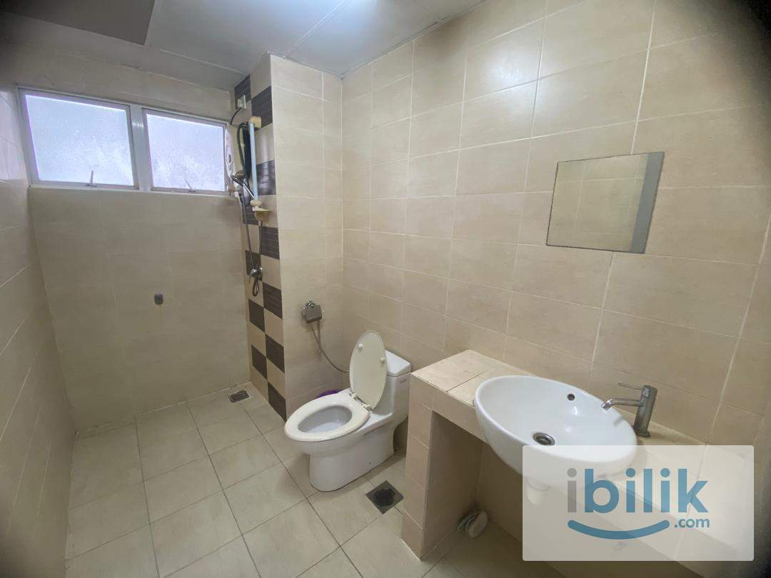 Master Room Queen Bed with Private Bathroom🚶🏻 Walk to MRT KD & Segi🧹Weekly Cleaning  & Free Wifi - Image 1