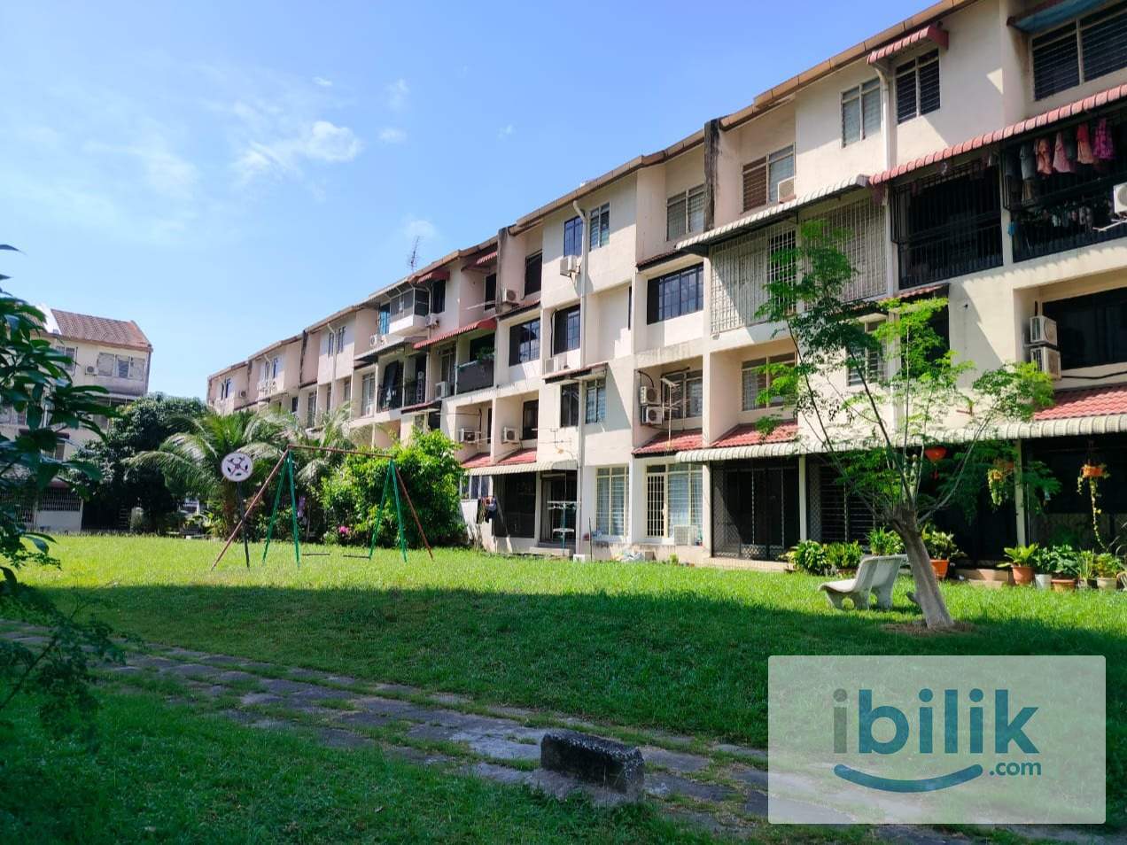 Master Room at Double Storey Tpwnhouse Batu Lanchang Fully Furnished - Image 2