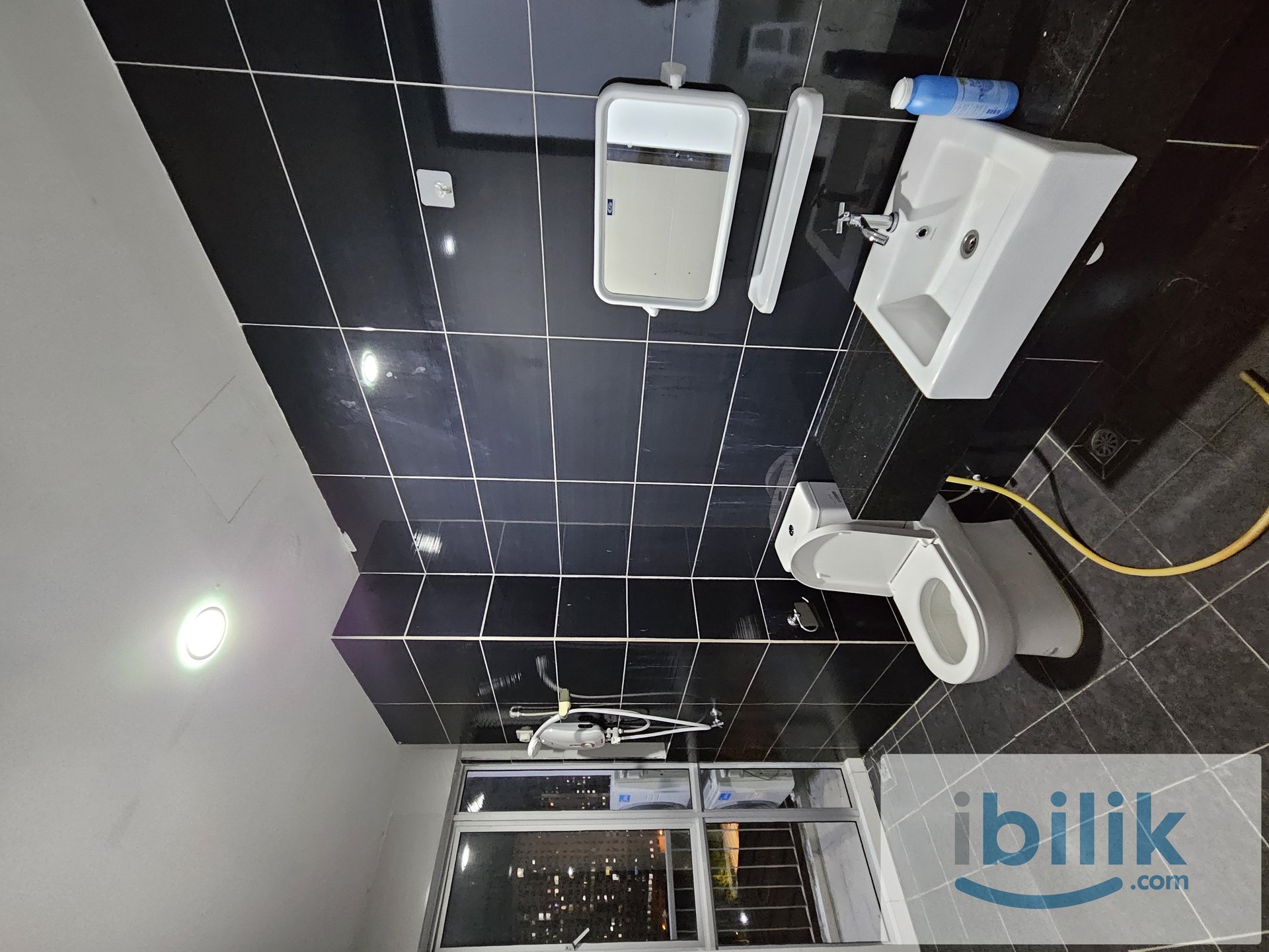 Platinum 3 Balcony Aircond Master room include utilities and car park - Image 4