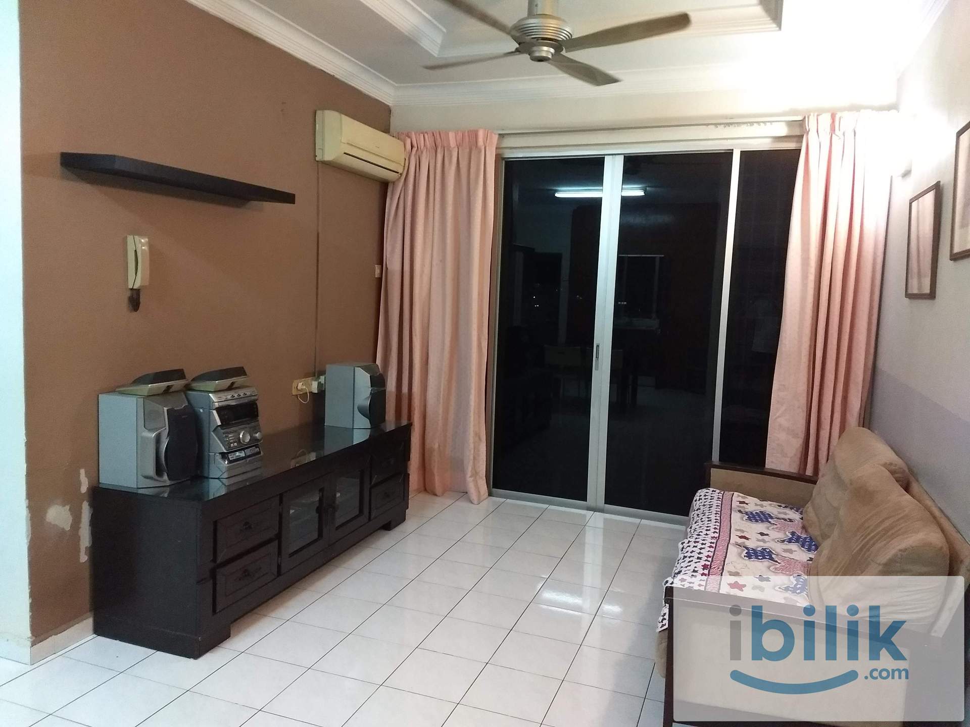 Npark Furnished Middle room Share bathroom included utilities female only - Image 3