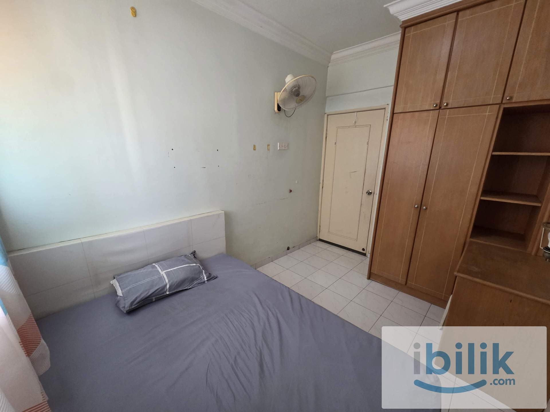 Villa Emas Condo Aircond Middle Room included utilities - Image 2