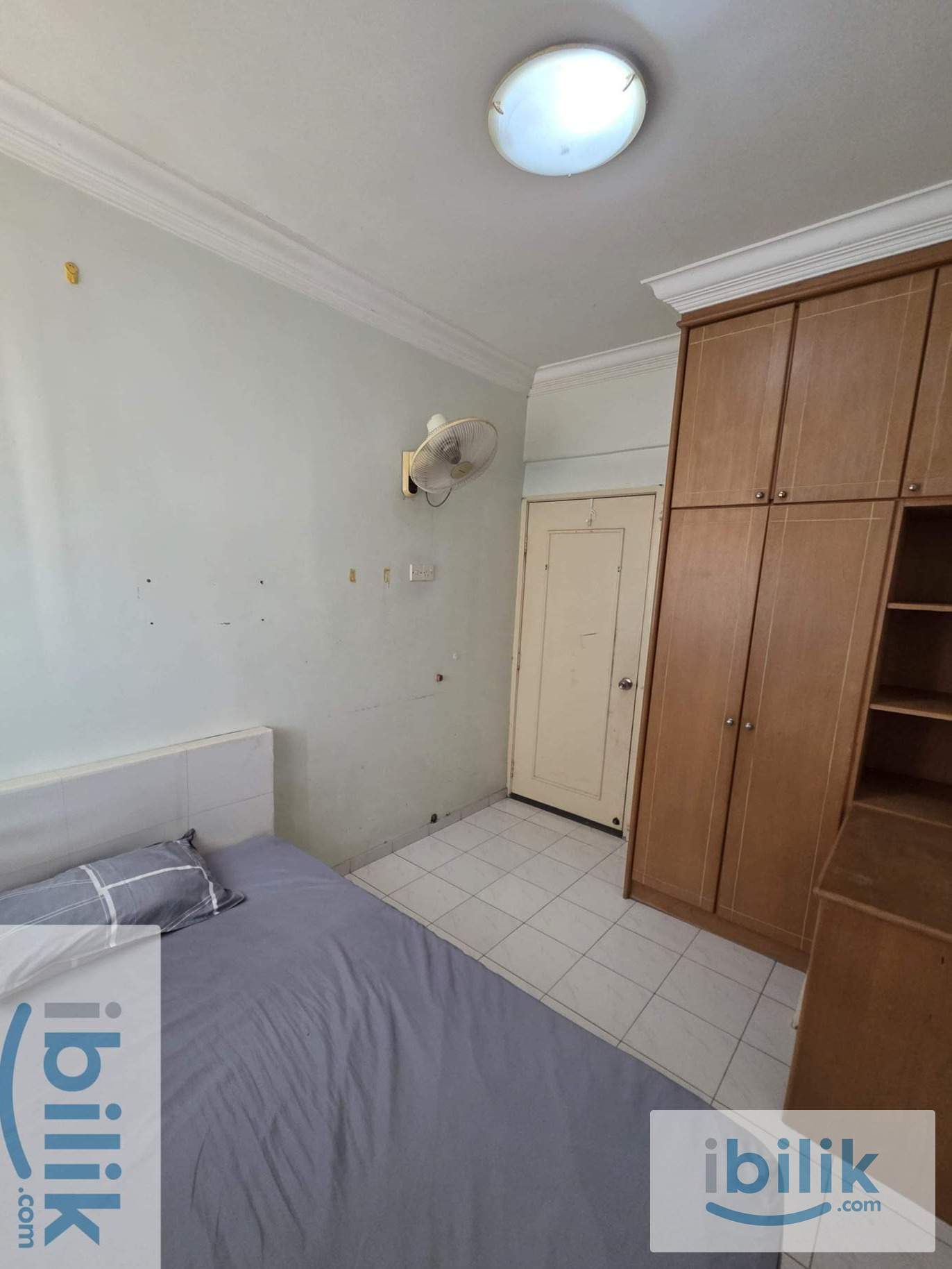Villa Emas Condo Aircond Middle Room included utilities - Image 3