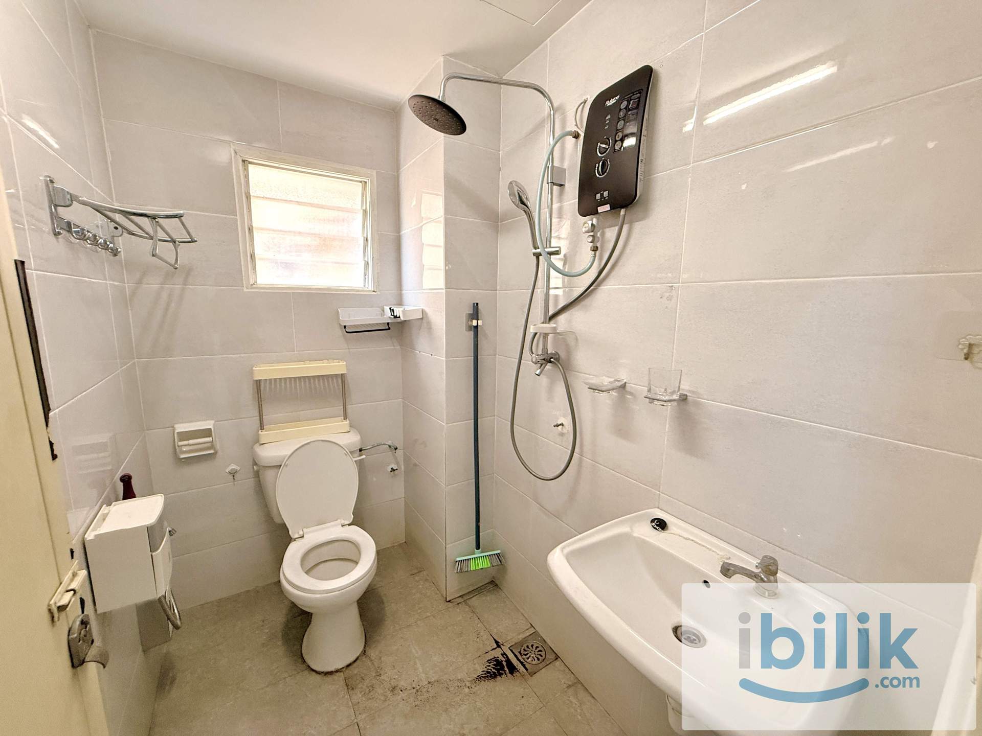 😱 PREMIUM MASTER ROOM WITH CARPARK!! WORK FROM HOME FRIENDLY 🎉 EASY ACCESS TO LDP HIGHWAY 🚗 - Image 5
