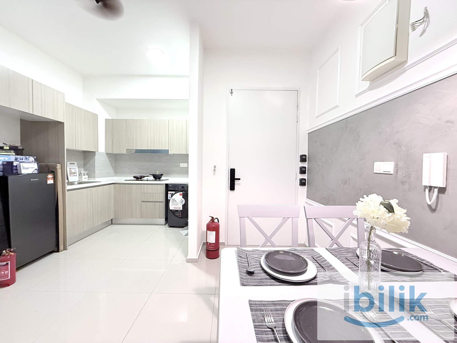 Gravit8 Queen Room (Partition) - Image 4