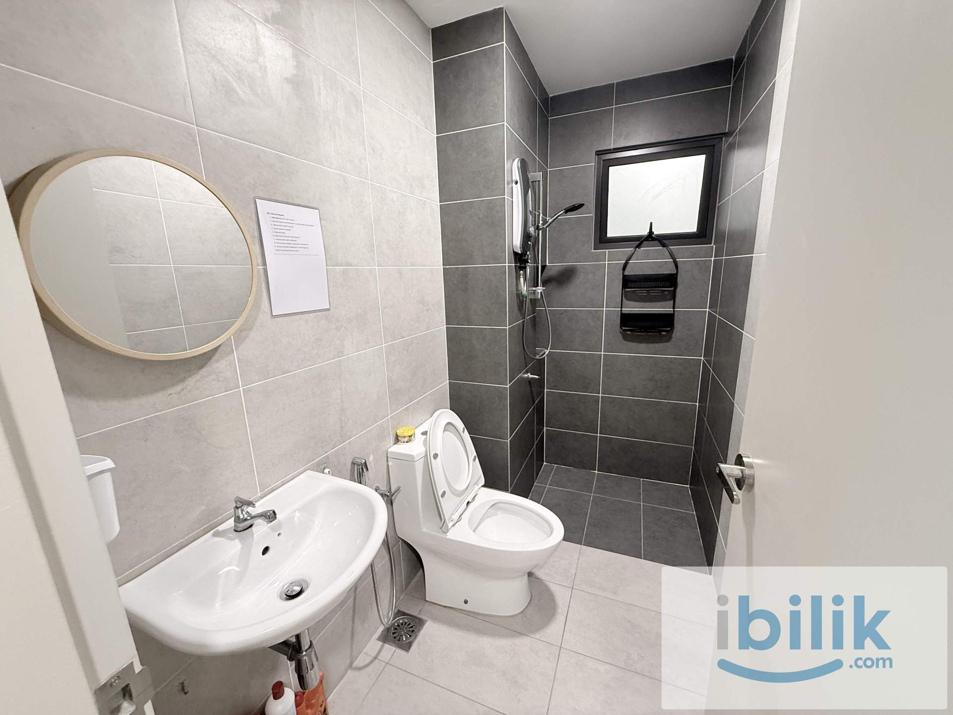 🔥MUST VIEW ROOM!🔥 PREMIUM QUEEN ROOM FOR MIX GENDER UNIT 🏡 NEAR TO MANY CAFES, MALLS & CONVENIENT STORES 🛍️ - Image 8