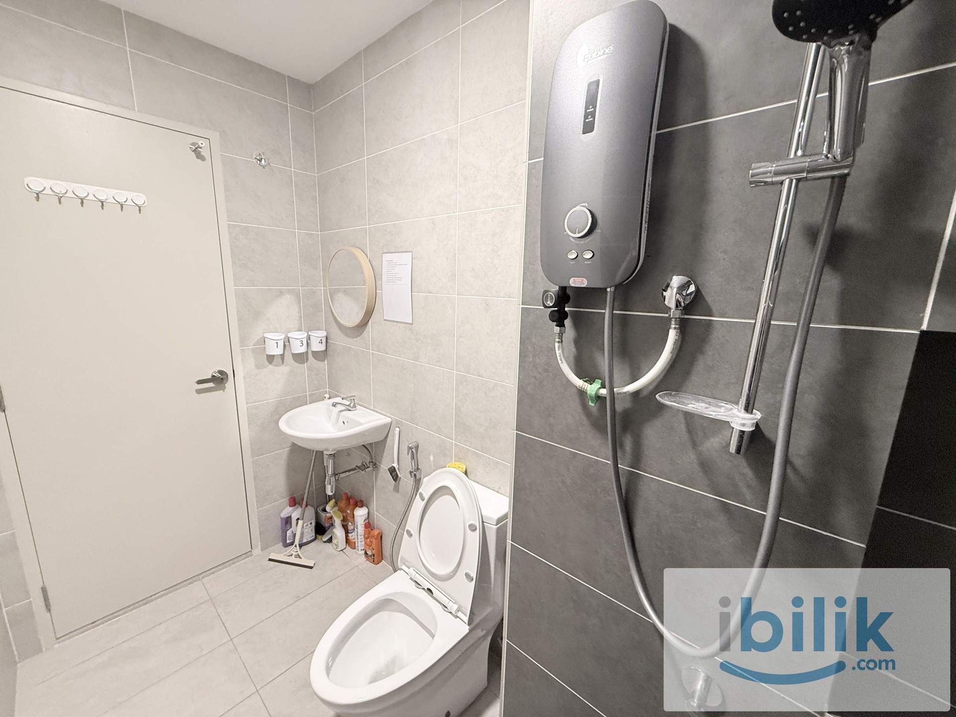 🔥MUST VIEW ROOM!🔥 PREMIUM QUEEN ROOM FOR MIX GENDER UNIT 🏡 NEAR TO MANY CAFES, MALLS & CONVENIENT STORES 🛍️ - Image 9