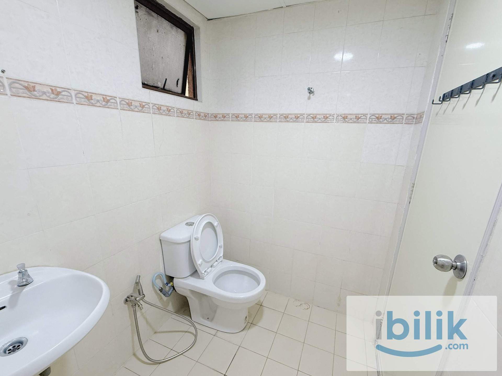 🎉BEST ROOM IN TOWN!🎊PREMIUM QUEEN ROOM! 🚝10MINS WALK TO MRT😱 - Image 9