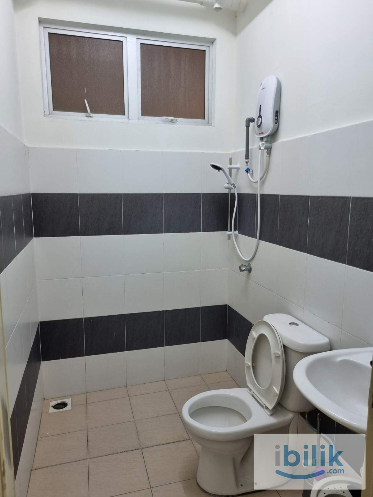 Twin Sharing Room at Ixora Apartment, Bukit Beruang, Melaka - Image 4