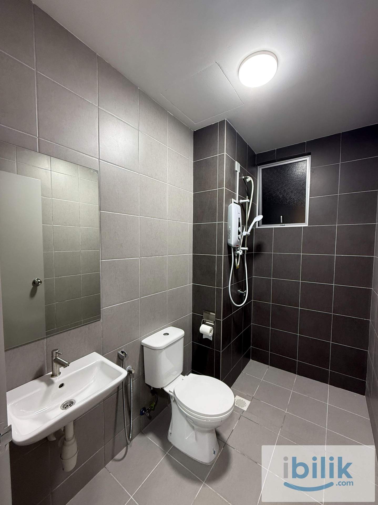 0.5 MIN WALK TO LRT SALAK SELATAN🚇READY TO MOVE IN✨Middle Room at Nikka City Sentral Residence, Bandar Sri Permaisuri - Image 2