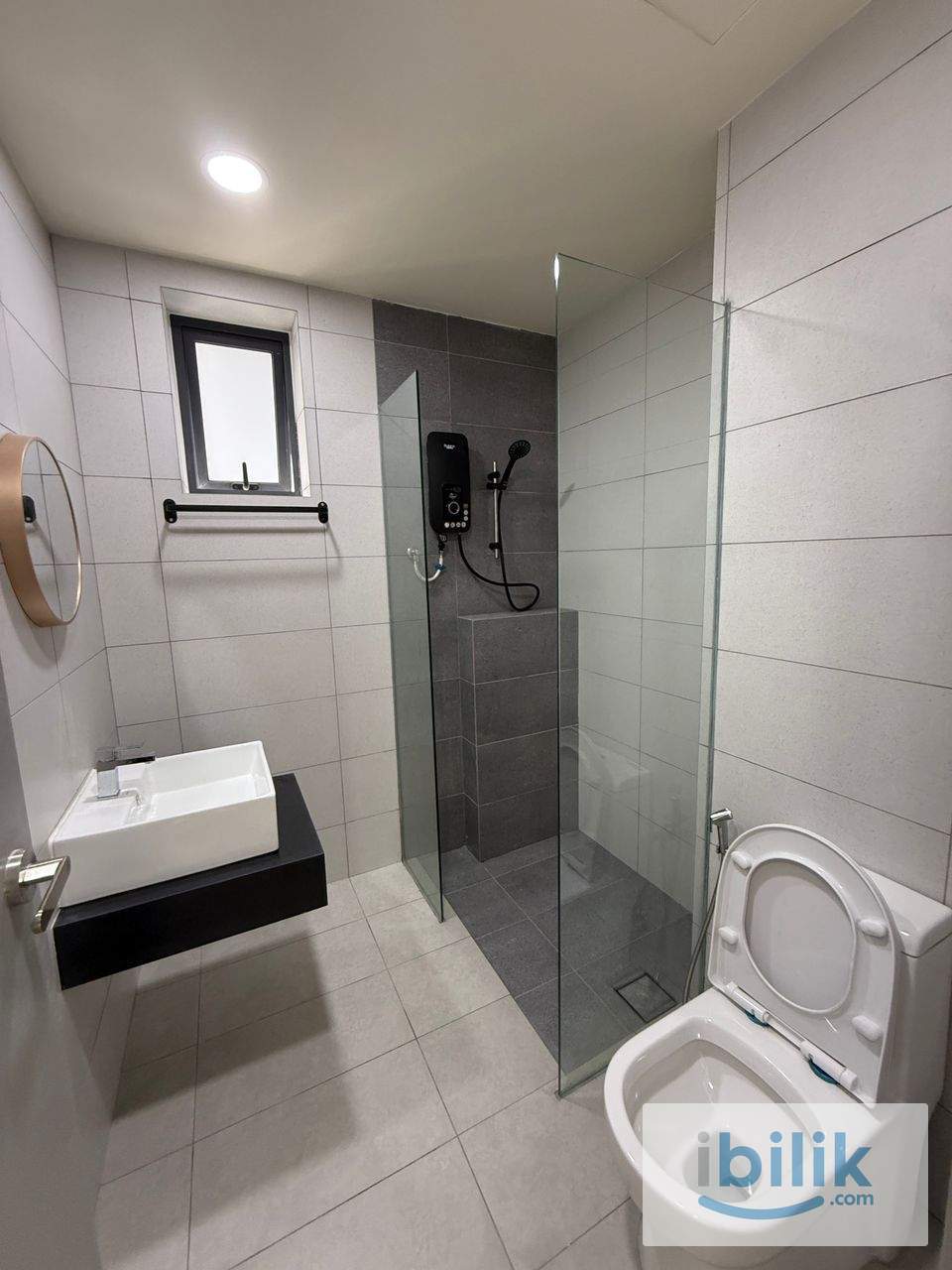 small room - Image 2