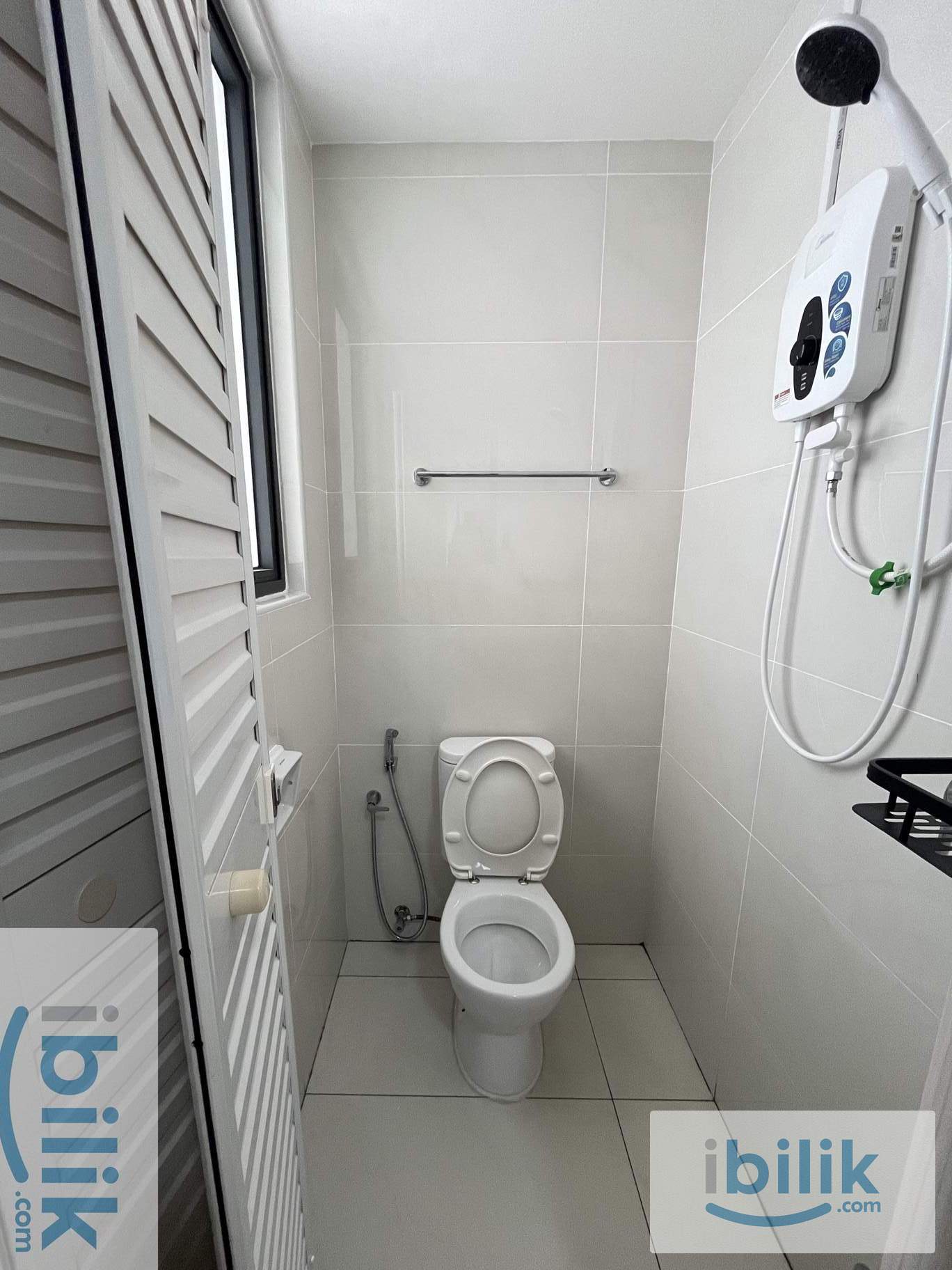 Danga Bay Single Room with attached bathroom  - Image 4