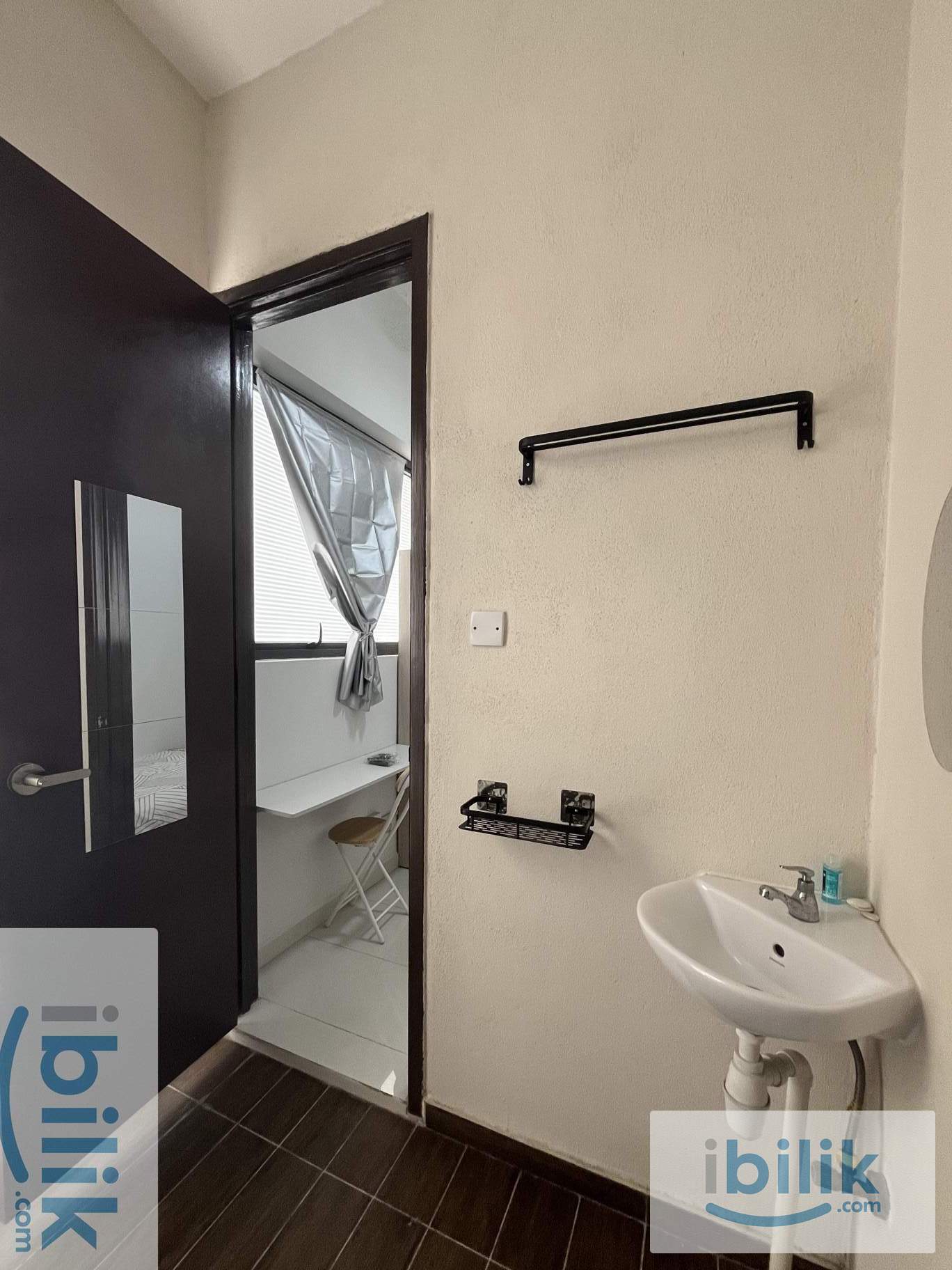 Danga Bay Single Room with attached bathroom  - Image 5