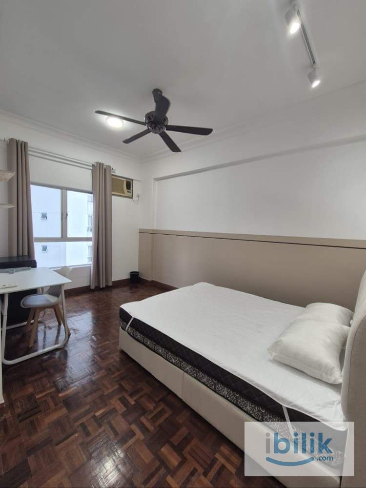 Female Master Room - Image 1