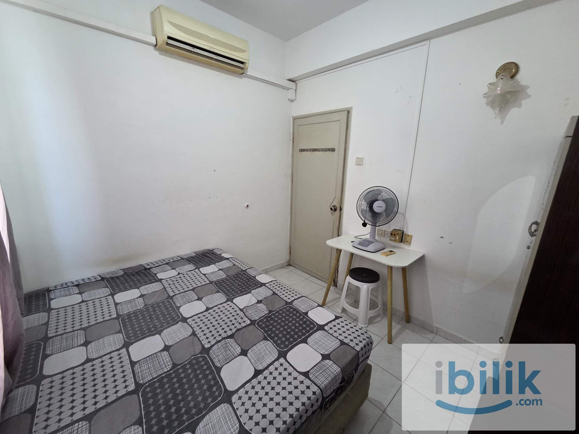 Npark Furnished Middle room Share bathroom included utilities - Image 4
