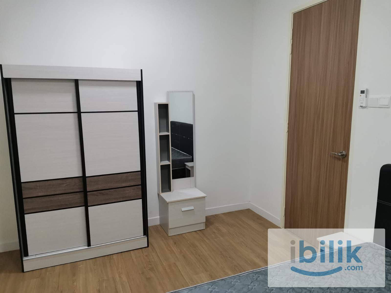 Batu Ferringghi Iconic Vue furnished Middle Room included utilities shared bathroom - Image 2