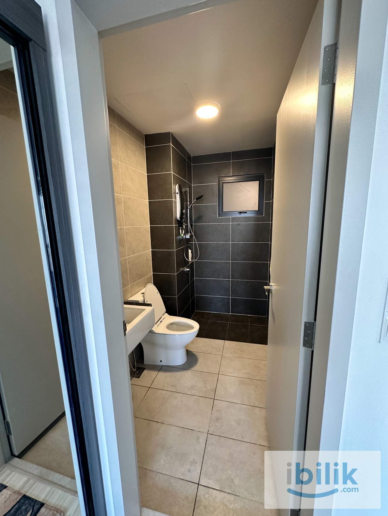 M Oscar Small Room for Rent - Image 5