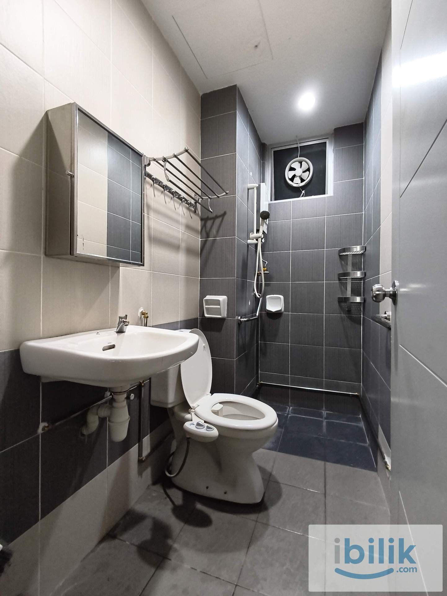 Cozy Middle room @ Bayan Lepas Female unit - Image 3