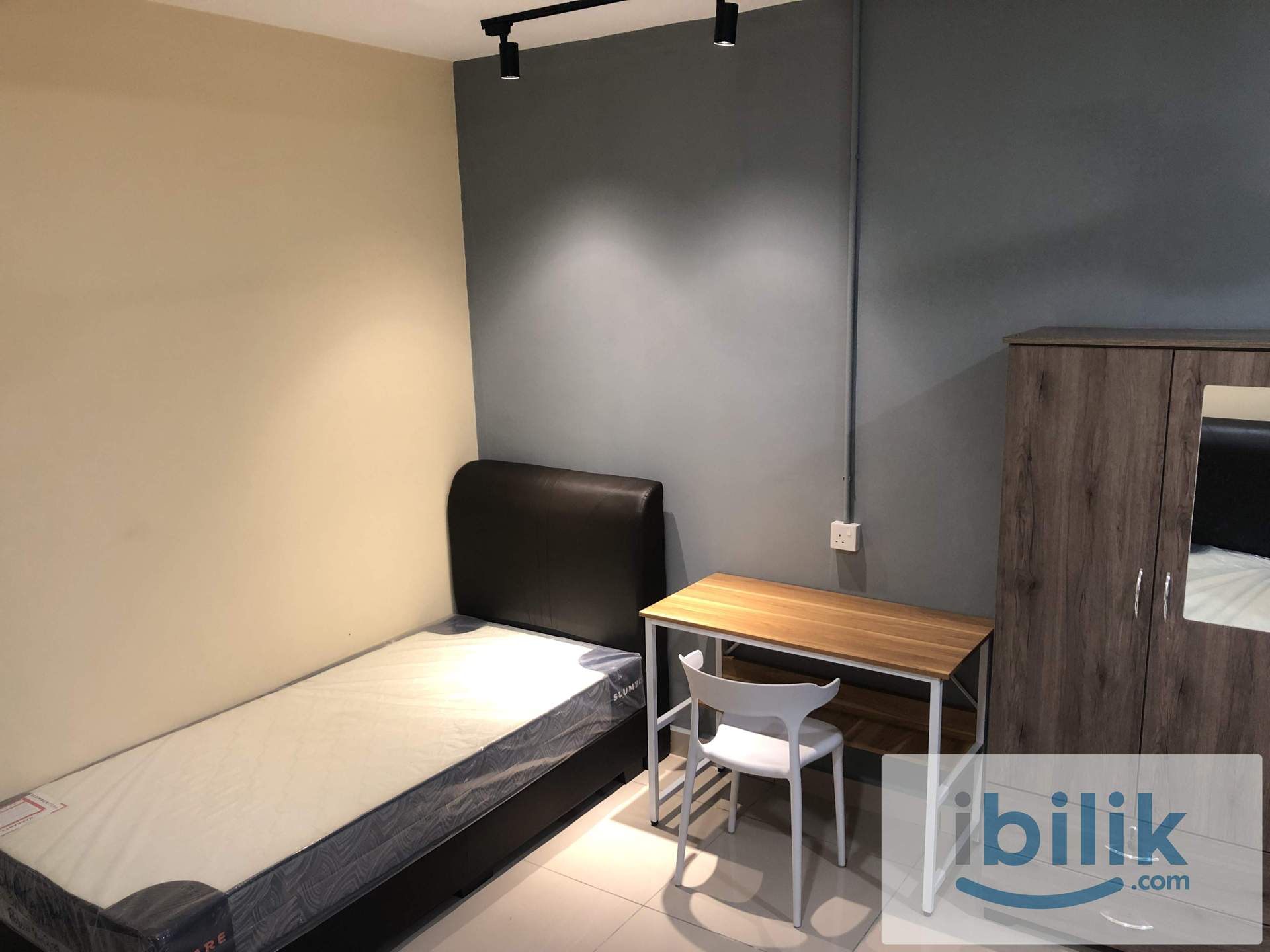 ✨LANDED HOUSE NEAR HELP Uni✅@ SUBANG 2, Newly Renovated, Single Room With Aircond - Image 1