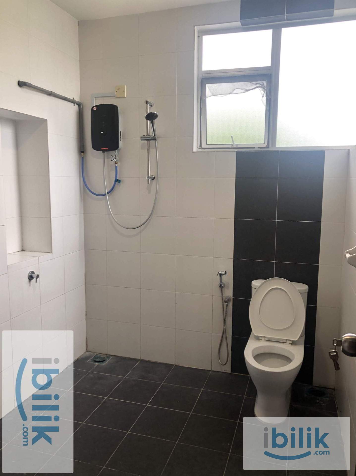 ⭐️ Single Room Fully Furnished @ SUBANG 2 Landed,5 mins to Help Uni, New Aircond Wardrobe Table Chair Mattress - Image 3