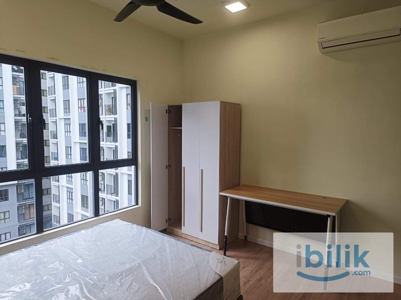 🔥Dian Residence, Seksyen 13 Medium Room🔥Fully Furnish NEW Aircond Wardrobe Table Chair Mattress - Image 1