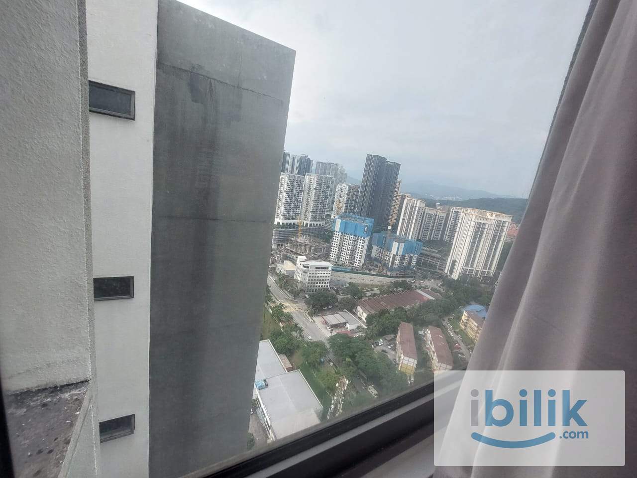 Co living room female unit mix race Seasons Garden Wangsa Maju - Image 4