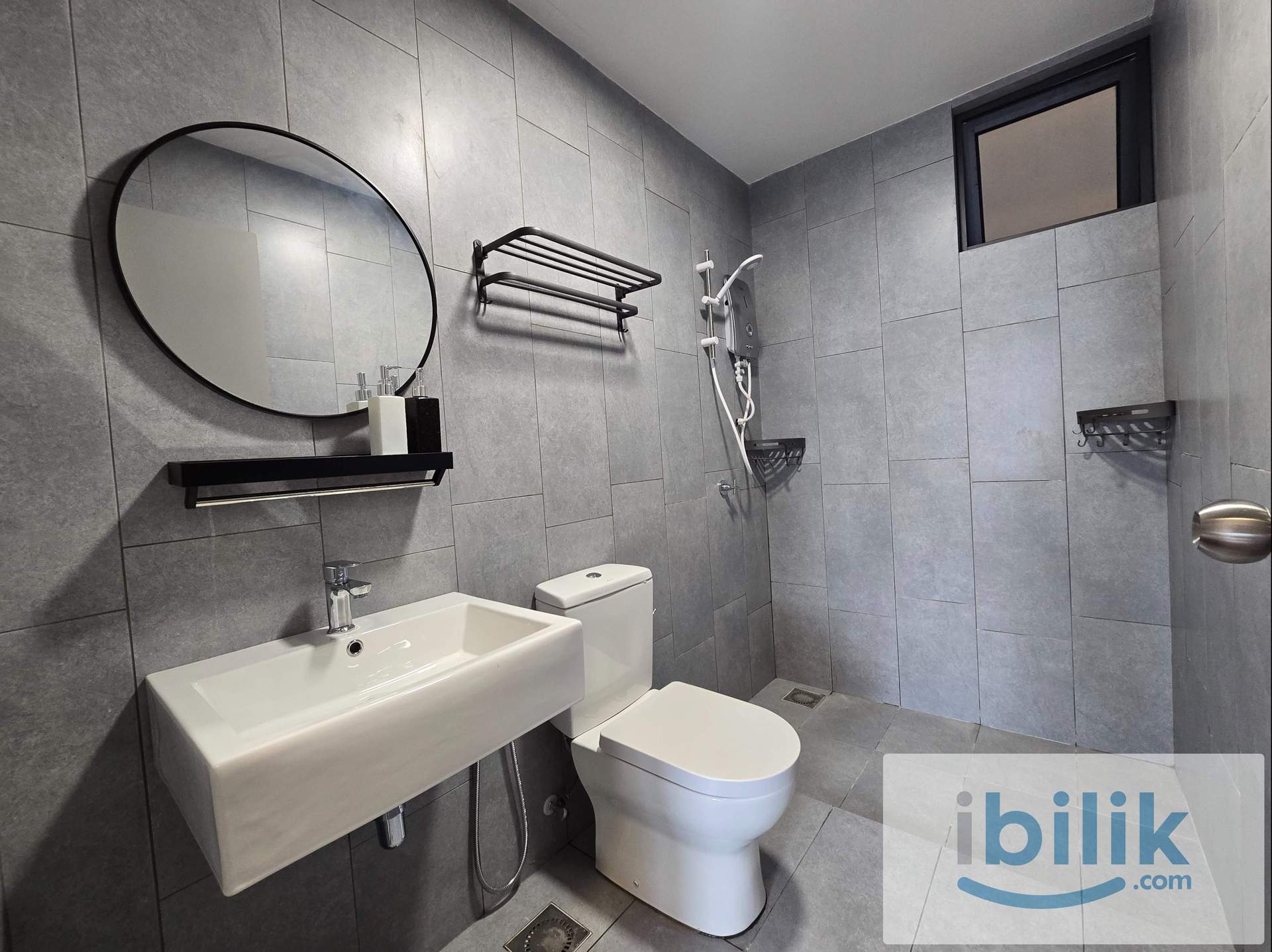 Master room with private bathroom - Image 4