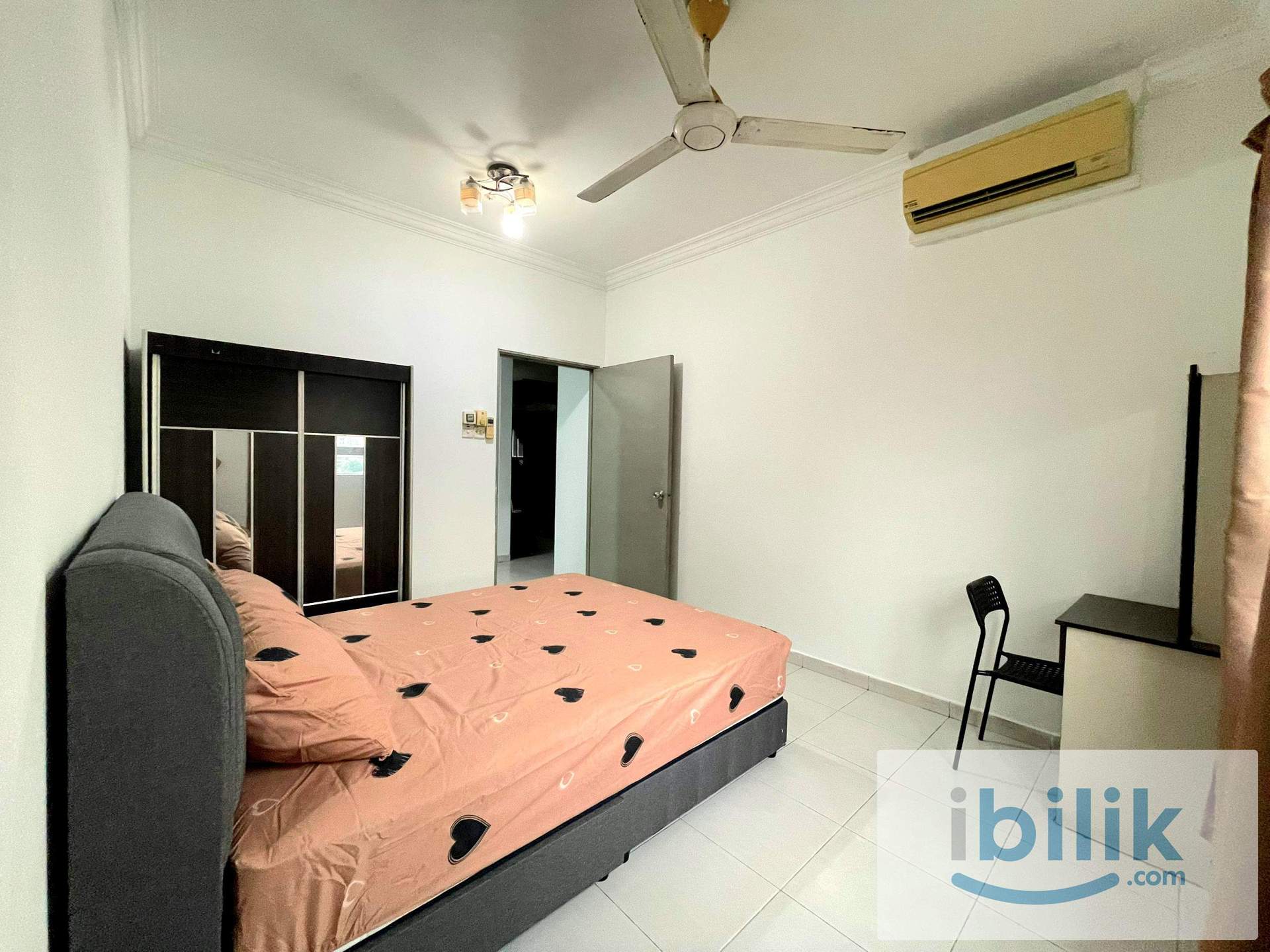 Suria Jelatek - Middle Room - Image 1